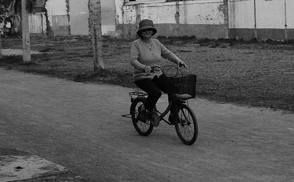 old women&old school bike