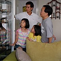 Bob、譚爸和雅琴、雅涵在看劉小妹的收藏