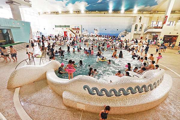 箱根 貨真價值的溫泉樂園 主題風呂好新奇 也有放鬆的裸湯區 ユネッサン Yunessun 老錢的老巢 痞客邦