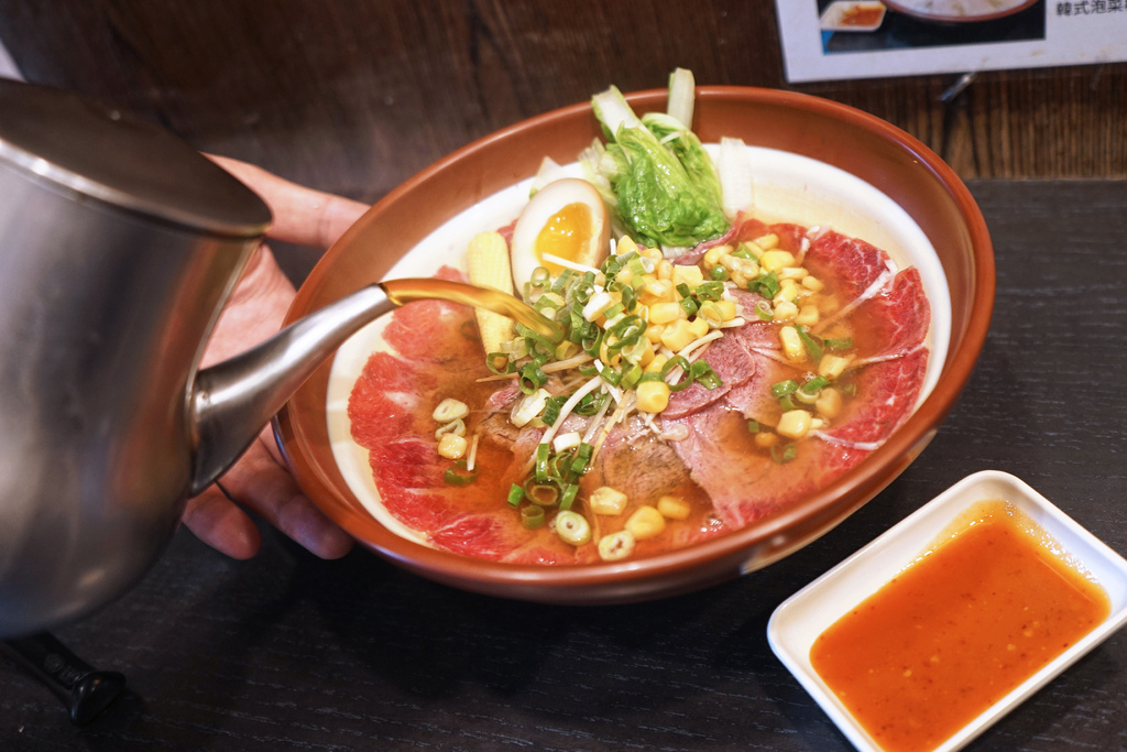 【台中西區】上泓園川燙牛肉麵 - 台中科博館附近必吃美食!鮮嫩美國牛肉淋上牛大骨湯就是威~ @ :: 痞客邦 ::