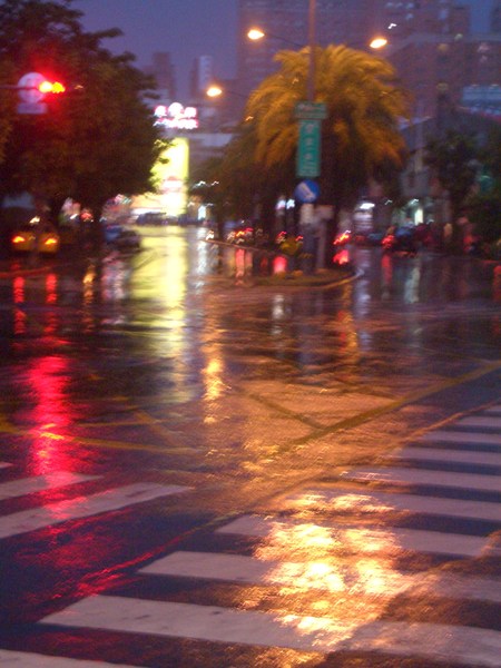 下雨的街道其實很美