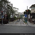 6這張則是有在日本小巷裡騎車的感覺，很會幻想。原本的鐵道號誌燈也專門設計給腳踏車用，只要按下按鈕就會變綠燈，腳踏車和行人優先。.jpg