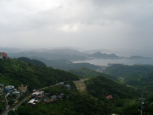 天氣陰陰的，雨也一陣一陣的