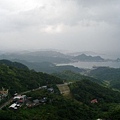 天氣陰陰的，雨也一陣一陣的