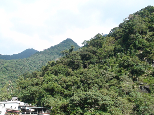 天空和山