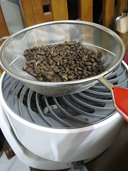 CY最愛的循環扇因為可以水平使用，超適合拿來幫咖啡豆散熱