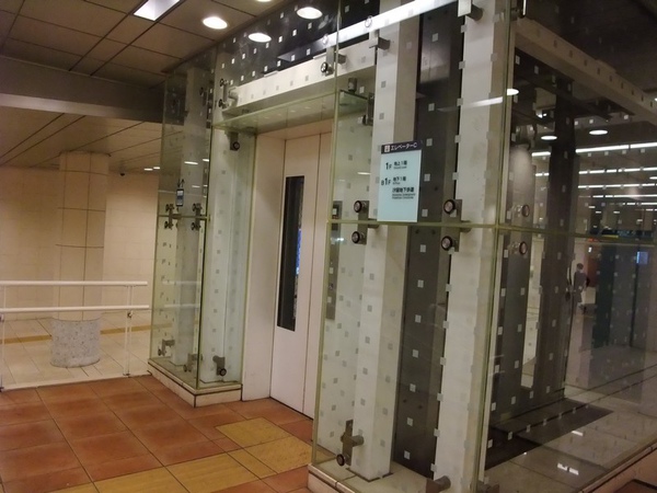 銀座口透明電梯
