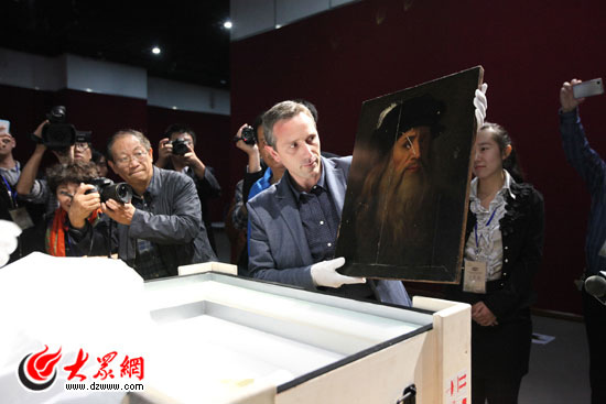 十藝節3 義大利文化部官員Barbatell向大家展示達芬奇真跡《自畫像》 十藝節3 義大利文化部官員Barbatell向大家展示達芬奇真跡《自畫像》