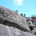 前方山頂人聲鼎沸，只好在這塊大岩壁下用餐