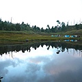 雲朵在湖裡漂浮