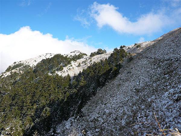 冰雪無助地退守