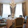 Le Bristol9_paris_suite_royale_table_windowjpg.jpg