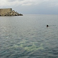 島上的小朋友在下午時刻   會跳進海裡游泳 享受最天然的海水浴場
