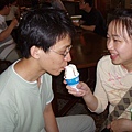 2005.05.17苗栗 假面藝術節7--狗狗來，乖，吃冰囉