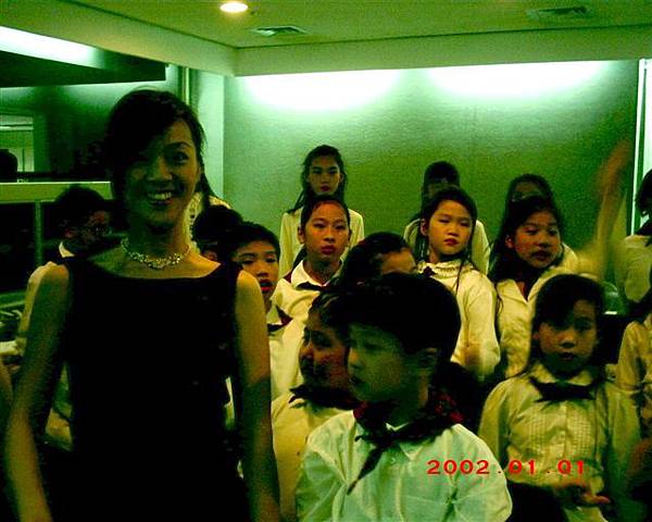 2004.11.05 佳音兒童合唱團演出《永不放棄的愛》5--當天後台一景