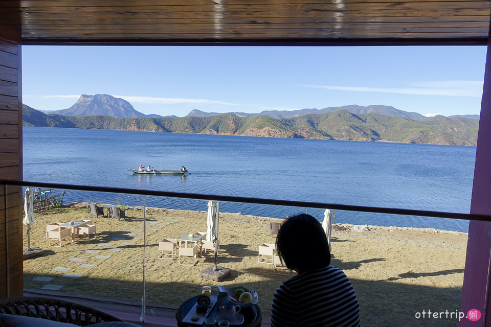 中國大陸雲南 瀘沽湖的面湖設計酒店 「六閱•普若瓦藍」親愛的客棧就在對面