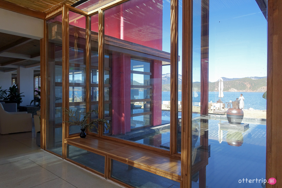 中國大陸雲南 瀘沽湖的面湖設計酒店 「六閱•普若瓦藍」親愛的客棧就在對面