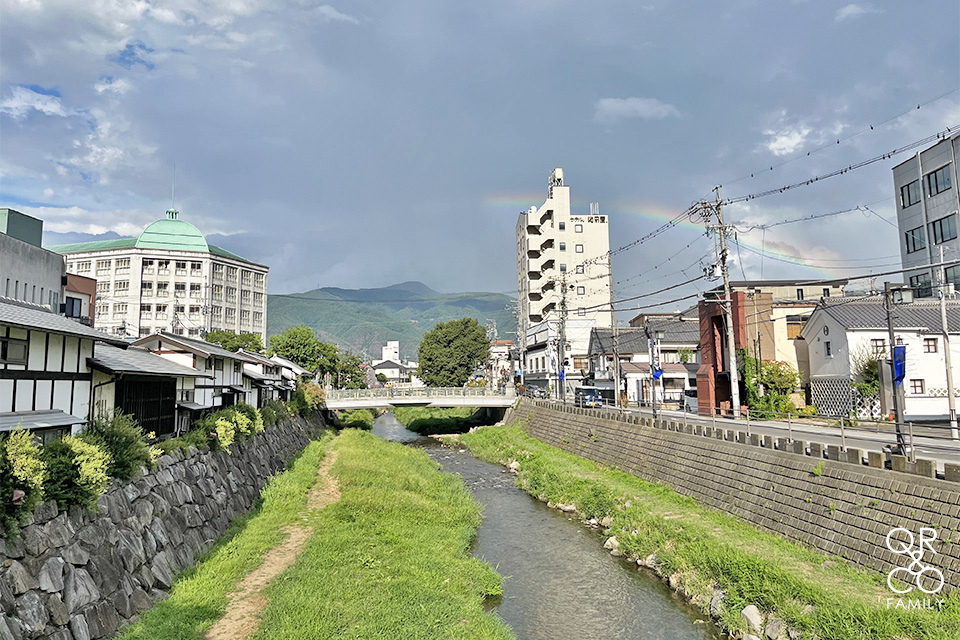 長野縣松本市區景點 日本國寶天守松本城  耶穌光和彩虹相伴的