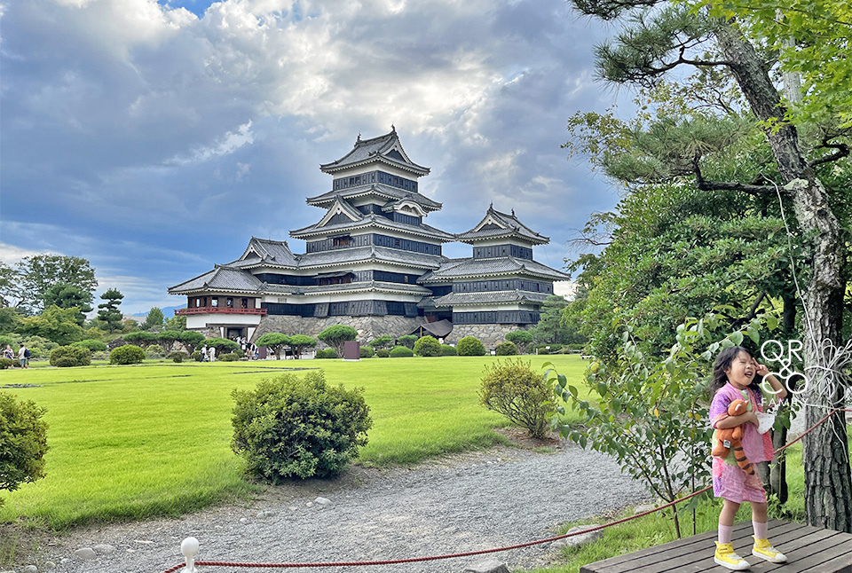 長野縣松本市區景點 日本國寶天守松本城  耶穌光和彩虹相伴的