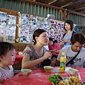 鈞爸鈞媽辛苦的張羅午餐--甕仔雞大餐