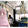 這是我在台灣最不喜歡的公車位子少站的空間也不大.jpg