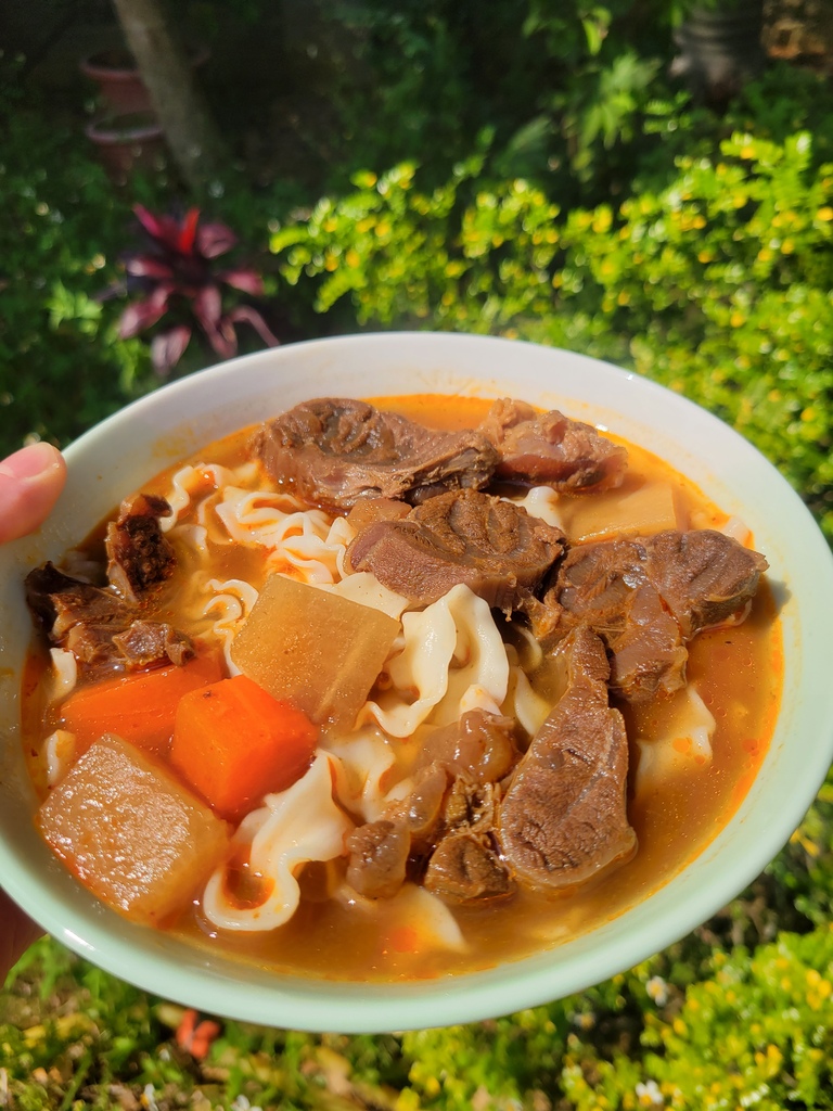 團購牛肉麵推薦：【煮匙人】老饕紅燒牛肉麵 常溫料理包