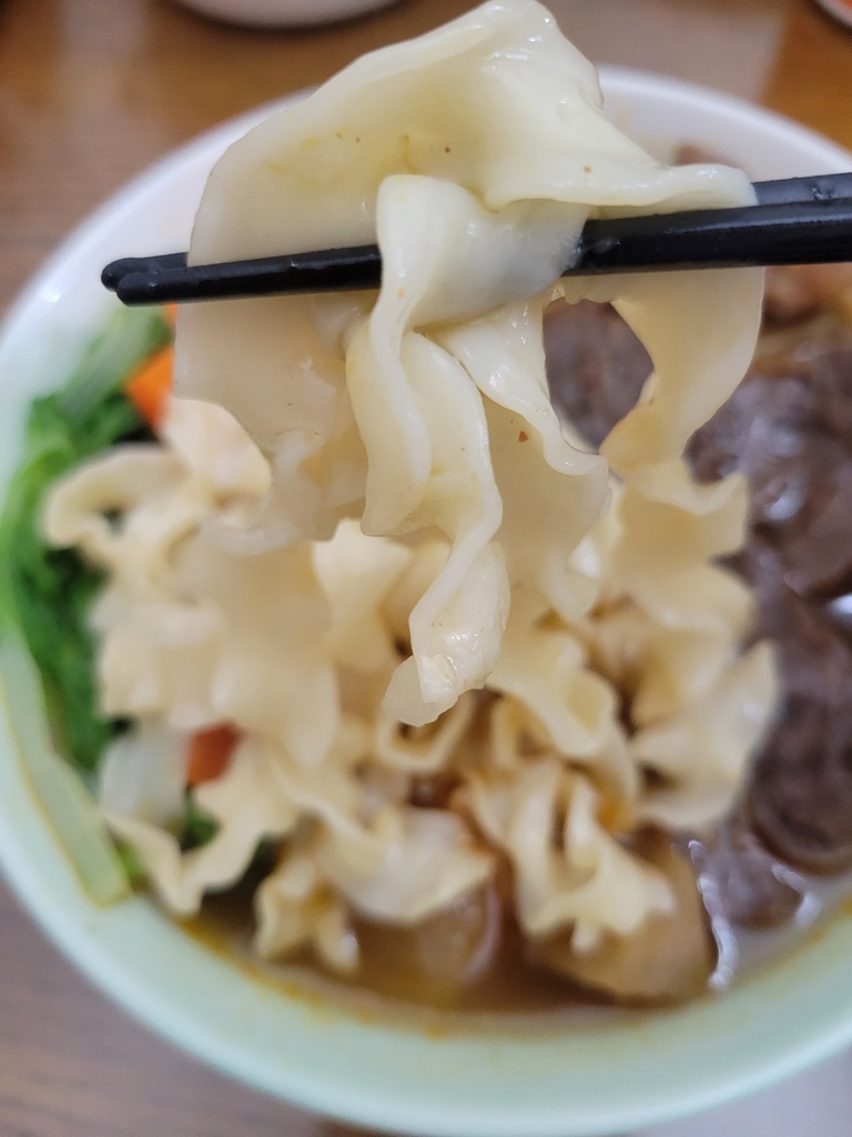 團購牛肉麵推薦：【煮匙人】老饕紅燒牛肉麵 常溫料理包