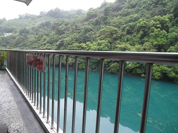 鳥來伯擔仔麵河景