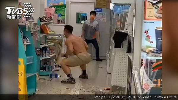 浩克,情緒失控大鬧超商 112.5.27.jpg 浩克,情緒失控大鬧超商 112.5.27.jpg