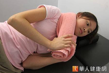 脖子卡卡怎麼辦？4招伸展解落枕