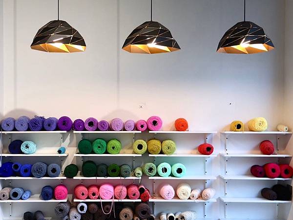 台中超夯手作地毯DIY「Does Art 都是藝術」超療癒可以跟朋友或情侶一起玩，做出專屬於你們獨一無二的地毯！