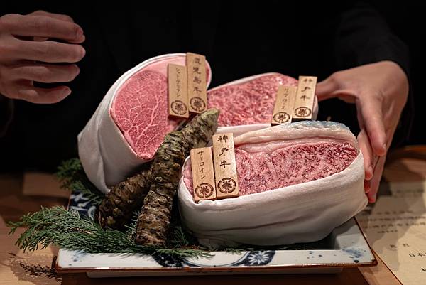 【台中燒肉推薦】媲美台中燒肉天花板的『和牛emperor』，全店採用最頂級的A5和牛等級，無微不至的貼心服務絕對讓你再次驚艷！