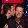 blakeshelton-kiss.jpg