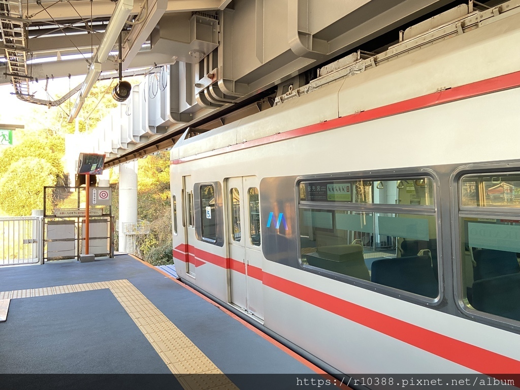 鎌倉江之道車站列車進站 鎌倉江の道駅、列車が入線します The Kamakura Enoden Station, the train is arriving3.jpg