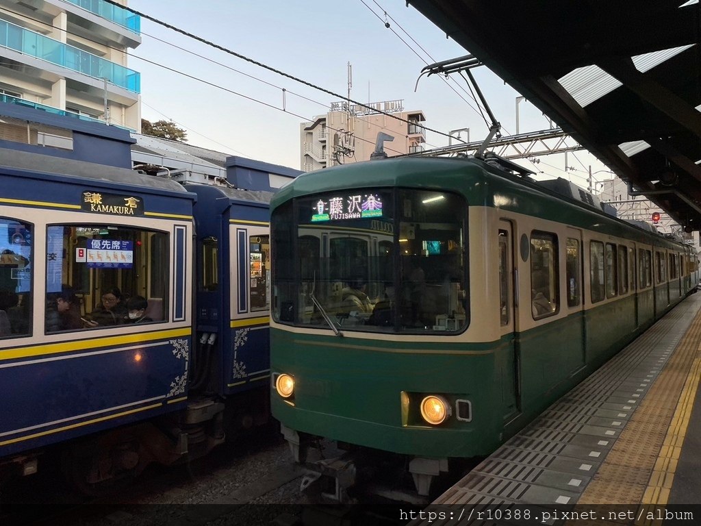 鎌倉江之道車站列車進站 鎌倉江の道駅、列車が入線します The Kamakura Enoden Station, the train is arriving1.JPEG