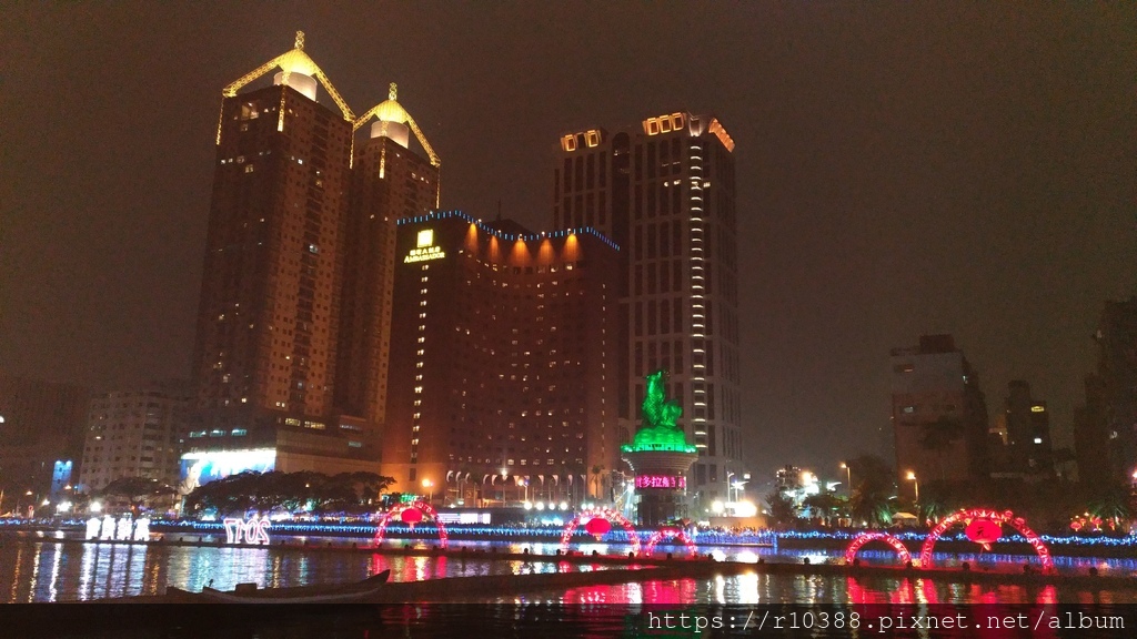 元宵節高雄愛河煙火The Lantern Festival fireworks at Love River, Kaohsiung3.jpg