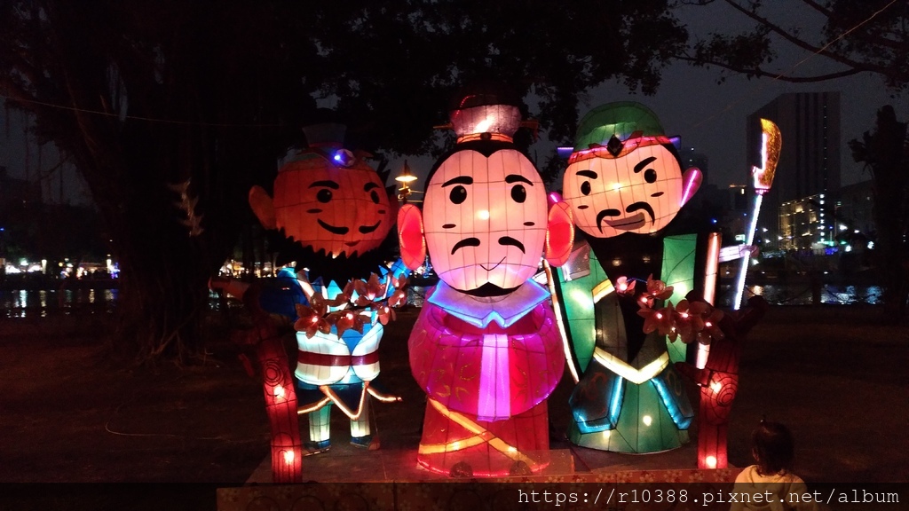 元宵節高雄愛河煙火The Lantern Festival fireworks at Love River, Kaohsiung2.jpg