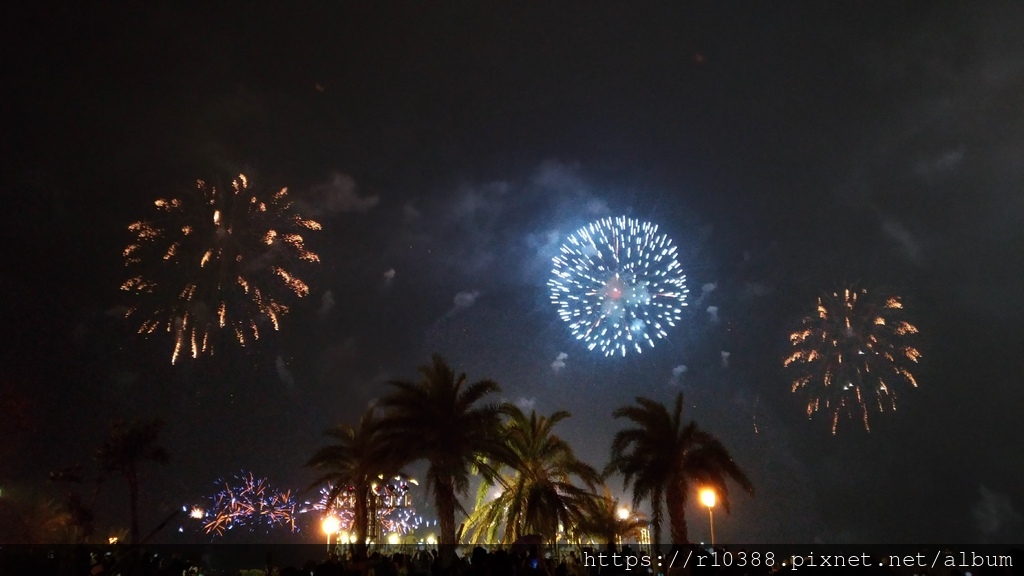 元宵節高雄愛河煙火The Lantern Festival fireworks at Love River, Kaohsiung7.jpg