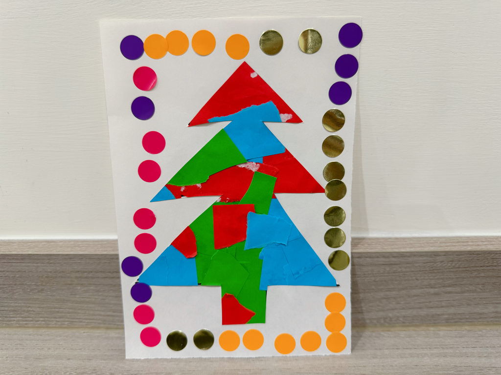 【親子創作】利用色紙做出獨一無二的彩色聖誕樹