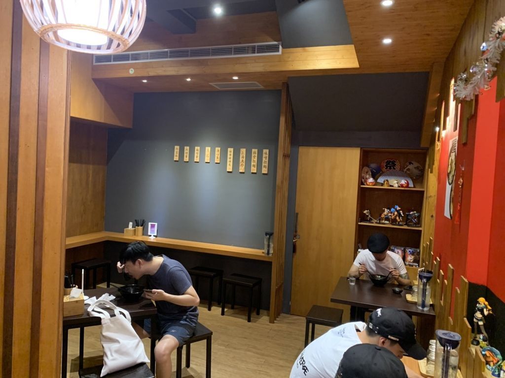 台中平價拉麵 麵屋HIRO店內環境.jpg