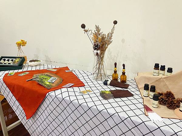 禾場芳療。探索香氣的牌卡之旅,超療育的芳香體驗。 禾場芳療。探索香氣的牌卡之旅,超療育的芳香體驗。