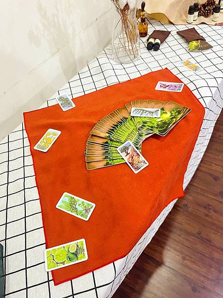 禾場芳療。探索香氣的牌卡之旅,超療育的芳香體驗。 禾場芳療。探索香氣的牌卡之旅,超療育的芳香體驗。