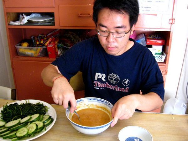 Yos is making peanut sauce (so nice!!!)