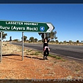 經過這個右轉～我們就要直直的往Uluru殺過去啦！！