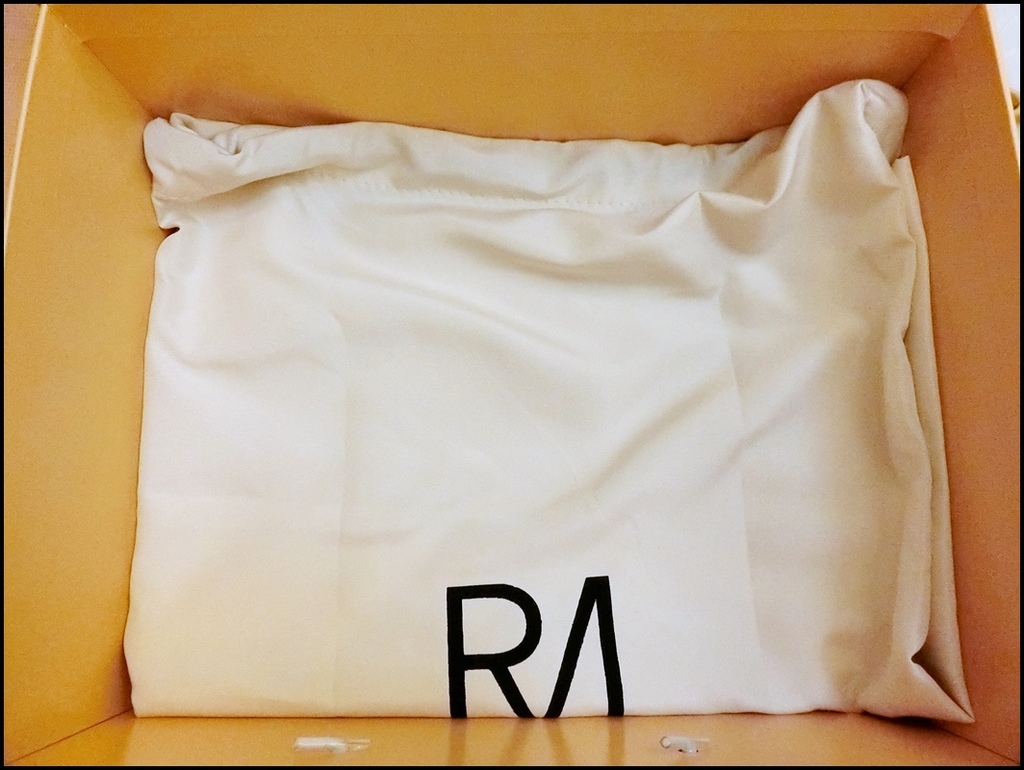 ROBINMAY 怪奇游乐园斜背包4.JPG