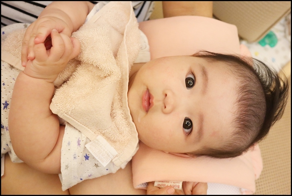 餵奶必備 日本makura Baby Pillow 輕便型透氣授乳臂枕 兩用型透氣授乳臂枕 寶寶輕鬆喝奶媽媽手臂0負擔 潮流 美妝 消費創造個人化風格的女性社群