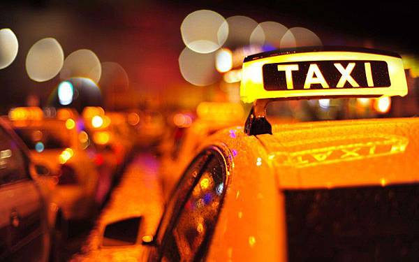 Taxi-In-The-Night-Bokeh-Wallpaper-800x500