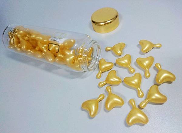 BC百匡,靚顏抗皺淡紋賦活油(百匡賦活膠囊),百匡賦活膠囊,
白龍膽花精萃可亮白撫平細紋與修護受傷肌膚,並高度保濕鎖水,延緩肌膚老化,一顆多種用途,強效版晚安面膜
,百匡賦活膠囊,百匡膠囊
