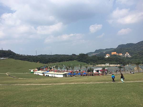 【基隆信義｜基隆景點】滿地星空草原點點~星空草原(擁恆文創園