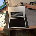 Apple Macbook pro15"AG霧面版貼頂級AR鍍膜(螢幕保護貼)72.jpg